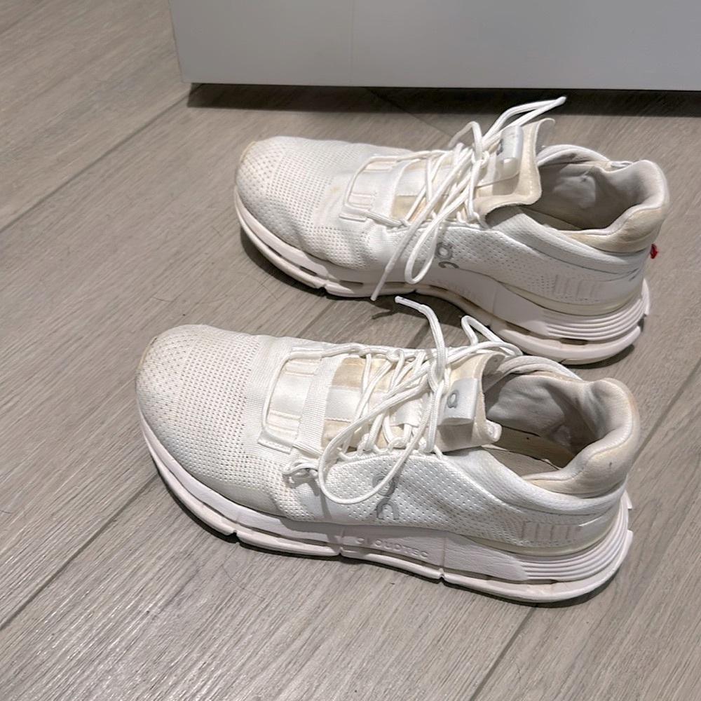 On cloud running shoes size 7.5